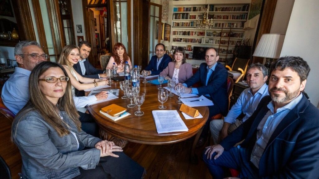 La Justicia endurece el régimen de visitas a Cristina Kirchner tras una reunión con economistas