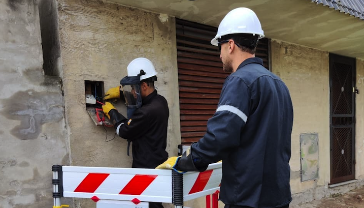 EDELAP detectó 48 conexiones ilegales en Villa del Plata y advierte sobre el riesgo del robo de energía