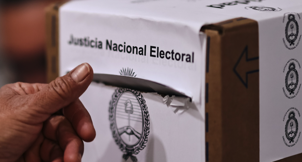 Indecisos dominan el escenario: la disputa Milei-oposición rumbo a octubre