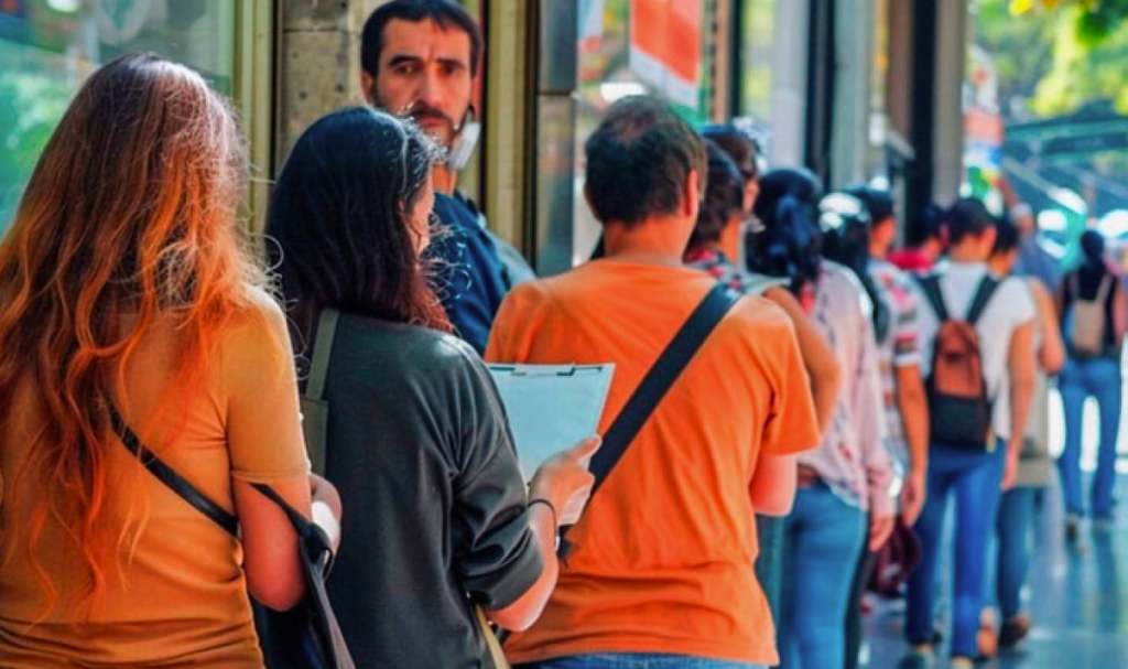 Encuesta nacional marca desgaste del Gobierno de Milei: crece el malestar por la economía y el empleo