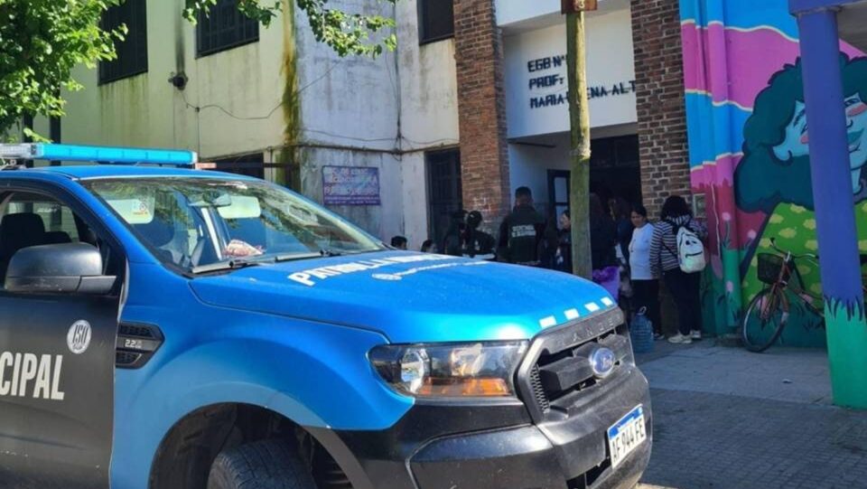 Violenta agresión en una escuela de City Bell: padres y alumnos golpearon a docentes y la directora terminó hospitalizada