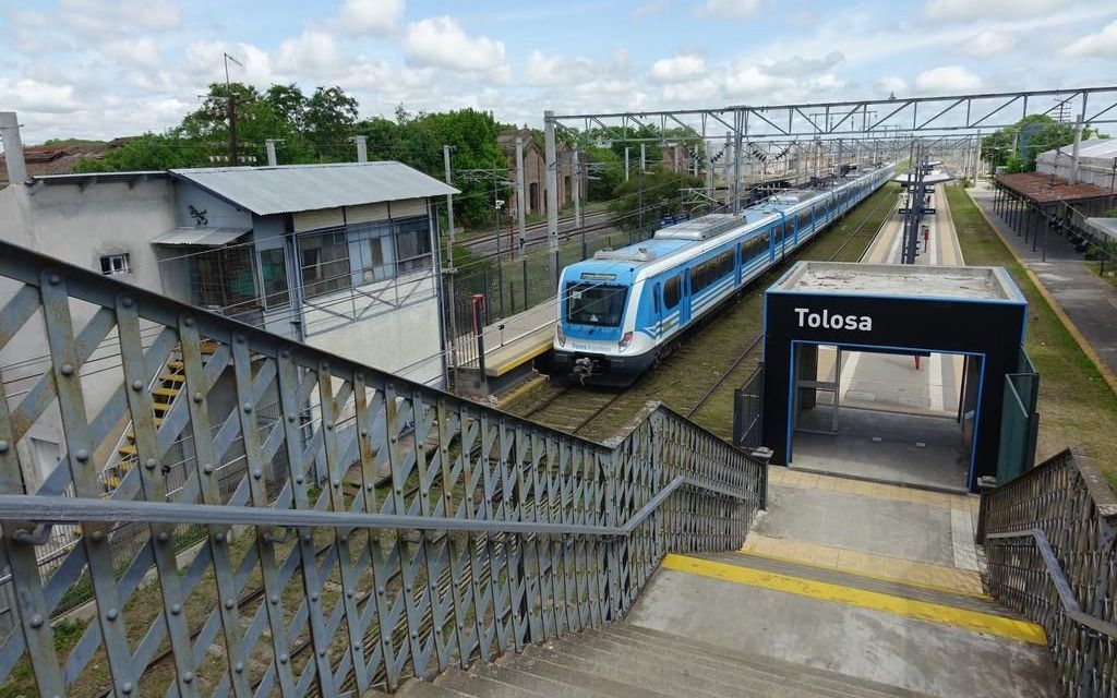Obras en el Tren Roca: Unión Platense lanza micros directos a Tolosa por mantenimiento en 1 y 44