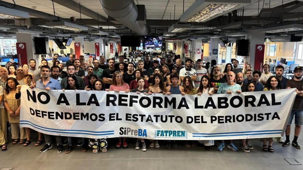 Periodistas de todo el país realizaron un reclamo masivo contra la derogación del Estatuto Profesional