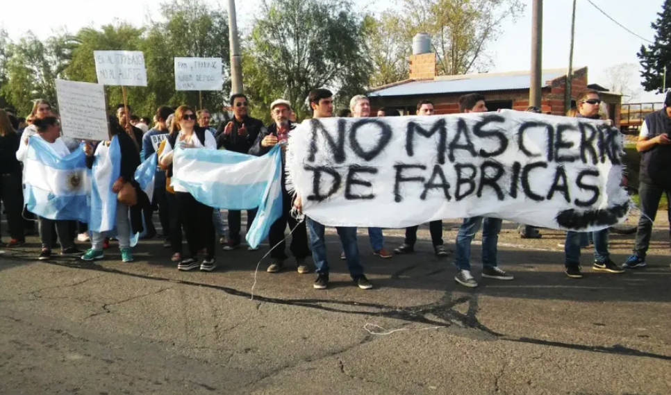 Crisis industrial en Argentina: la UIA y AEA le piden diálogo a Milei en medio de cierres de fábricas, despidos y caída del consumo