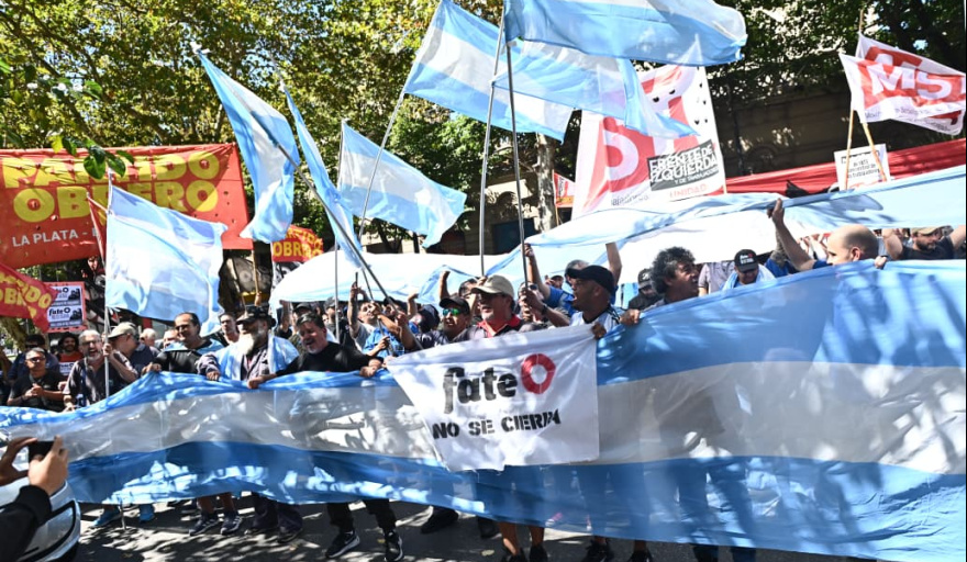 Ex trabajadores de Fate marcharon en La Plata para exigir la ocupación temporaria de la planta