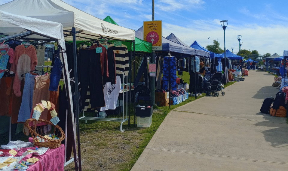El Municipio cerró la feria americana de City Bell y evalúa reubicar solo a los vendedores platenses