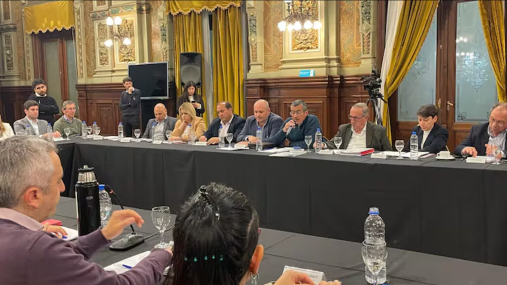 Intendentes radicales reclaman fondos a Bianco en medio de la caída de la recaudación