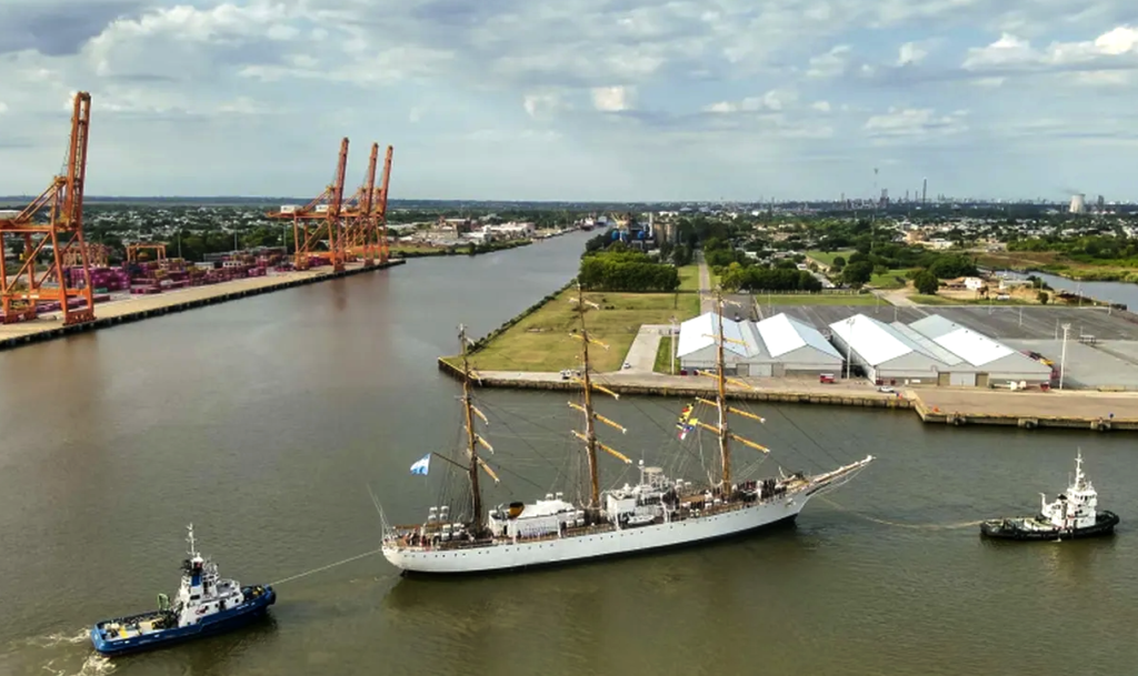 La Fragata Libertad arribó al Puerto de La Plata y entra en etapa de revisión técnica en el Astillero Río Santiago