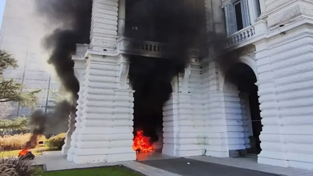 Atacaron e incendiaron el Palacio Municipal de La Plata: 22 detenidos y seis policías heridos
