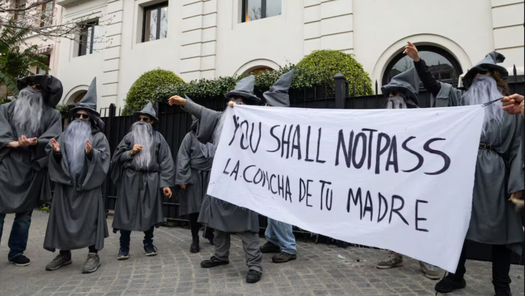«You shall not pass, la c… de tu madre»: los Gandalf del Sur le leyeron el futuro a Peter Thiel en la puerta de su mansión