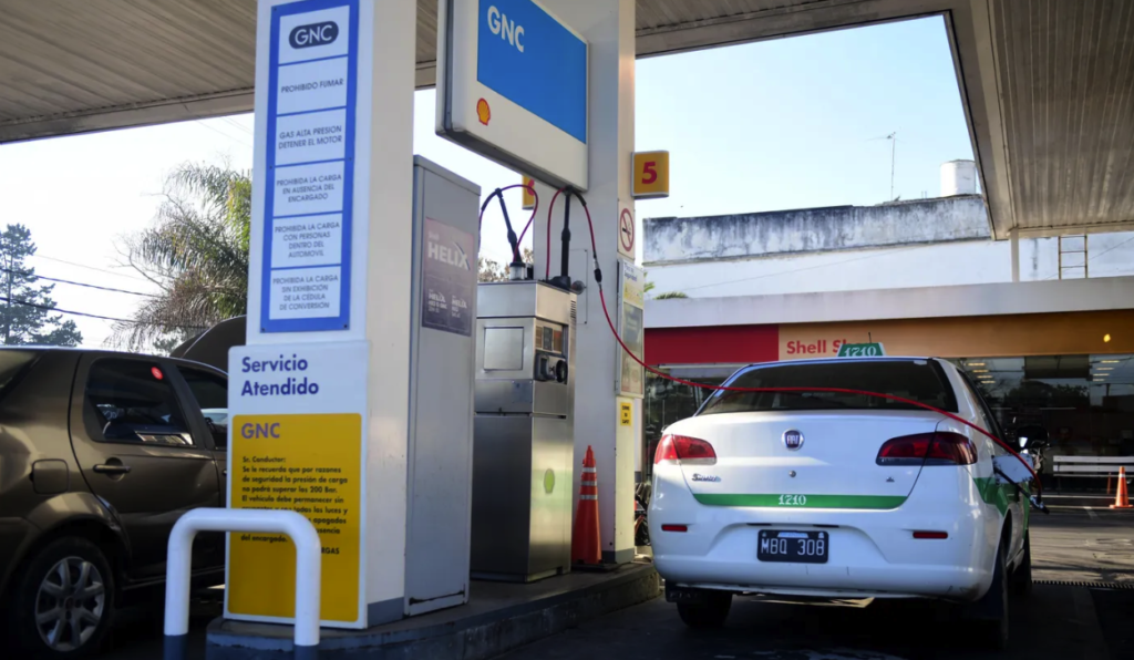Tercer día sin GNC en La Plata: largas filas, taxistas desesperados y sin fecha de normalización
