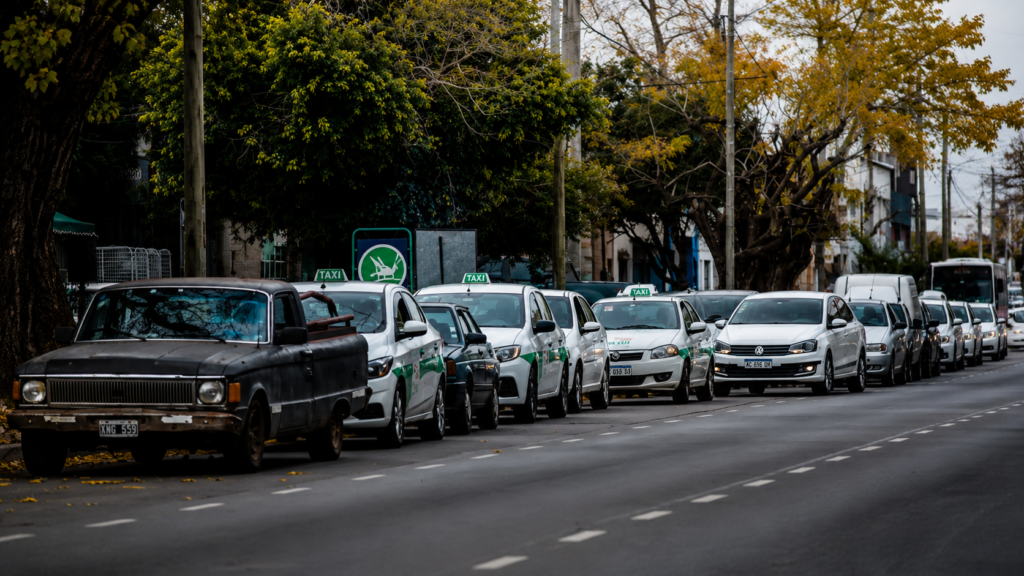 Un mes de crisis del GNC en La Plata: 13 estaciones, colas a la madrugada y el frío que llega amenaza con profundizarlo todo
