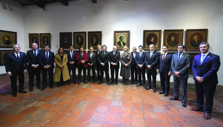 La foto de Tucumán vale más que el acto: Milei juntó algunos gobernadores en el 9 de Julio para blindar su agenda parlamentaria