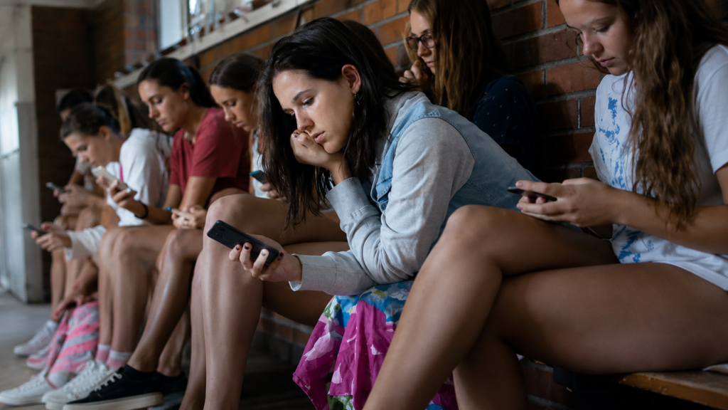 La UNLP probó que una mala experiencia en redes sube la ansiedad de inmediato