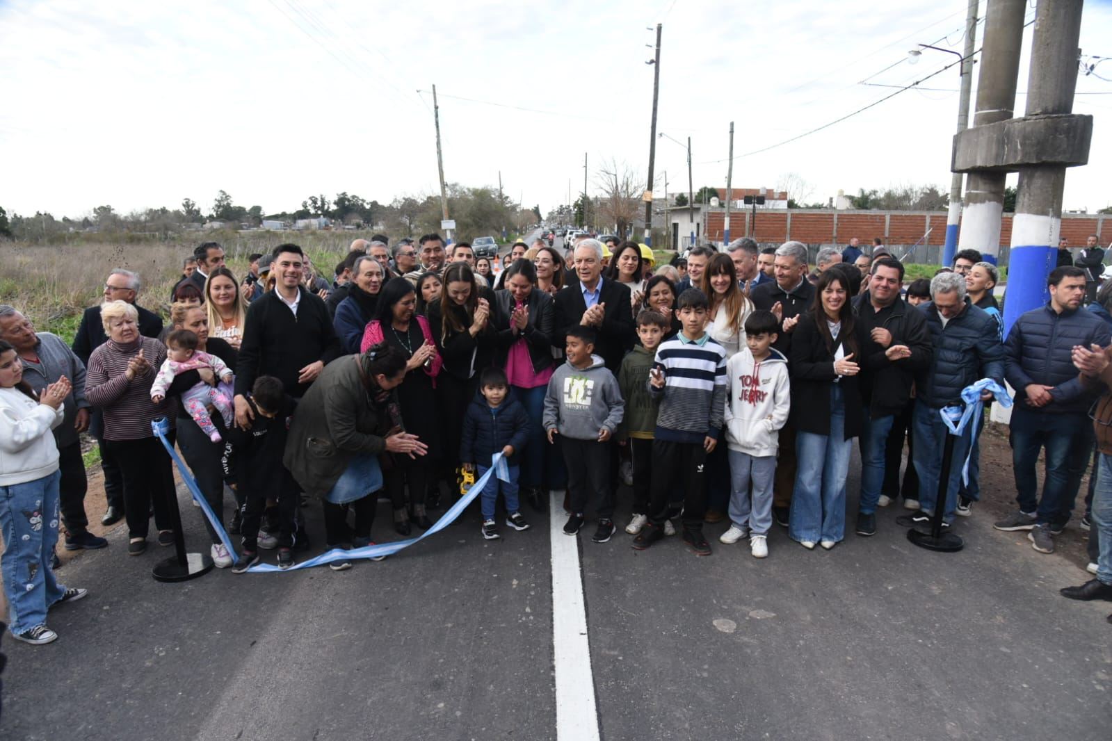 Alak inauguró la renovación de la calle 609 en Villa Elvira y entregó ...