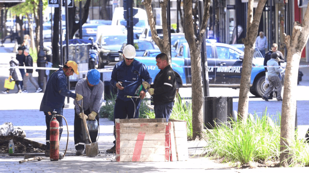 Tensión en el centro platense por un fuerte olor a gas: evacúan un colegio y aún se desconoce el origen