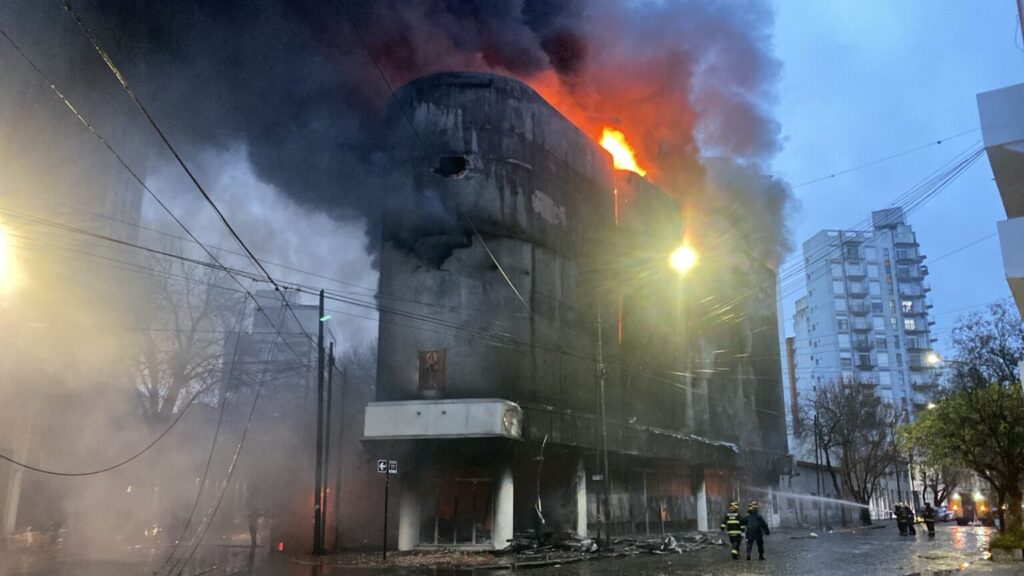Se derrumbó un depósito de electrodomésticos en pleno centro de La Plata tras un feroz incendio