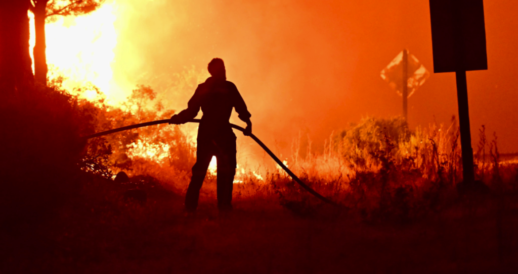 Con la Patagonia en llamas, el Gobierno de Milei recortó casi 80% los fondos para combatir incendios