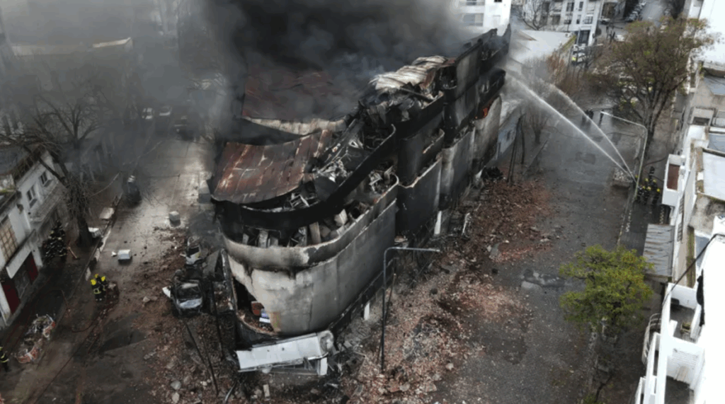 Incendio en el centro de La Plata: el depósito siniestrado estaba clausurado y sin habilitación municipal