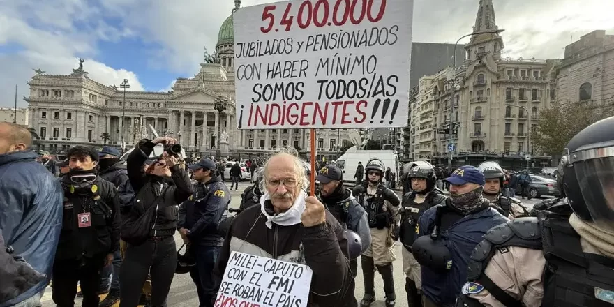 El Gobierno acelera la reforma previsional: subir la edad jubilatoria a 70 años y abrir la puerta a las AFJP