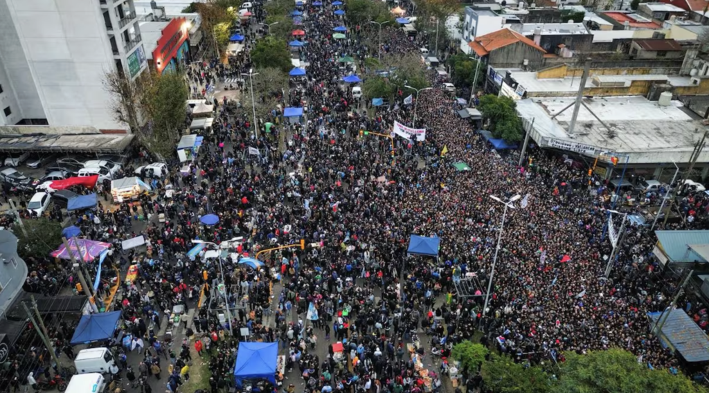 Cerraron el velatorio del Indio Solari tras una marea humana: la causa judicial sigue