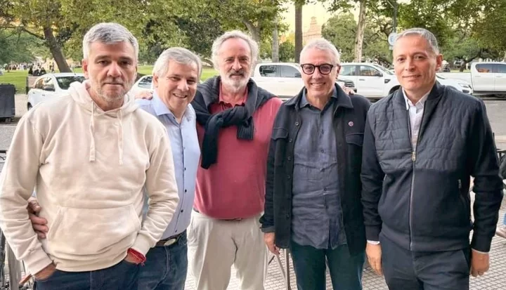 Intendentes peronistas buscan una tercera vía en la Provincia