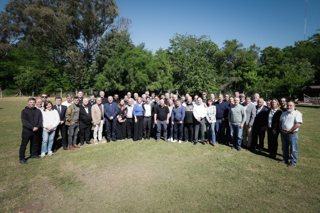 “El desdoblamiento fue positivo”: intendentes defendieron a Kicillof y lo impulsan como alternativa para 2027