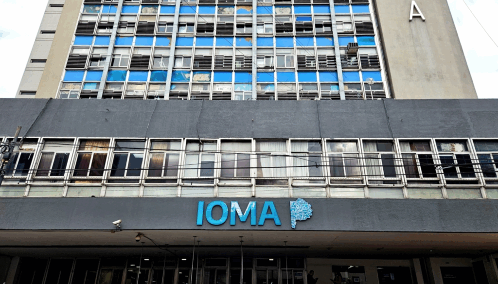 Un afiliado denuncia a IOMA por negarse a reintegrarle $300 mil tras un traslado de urgencia