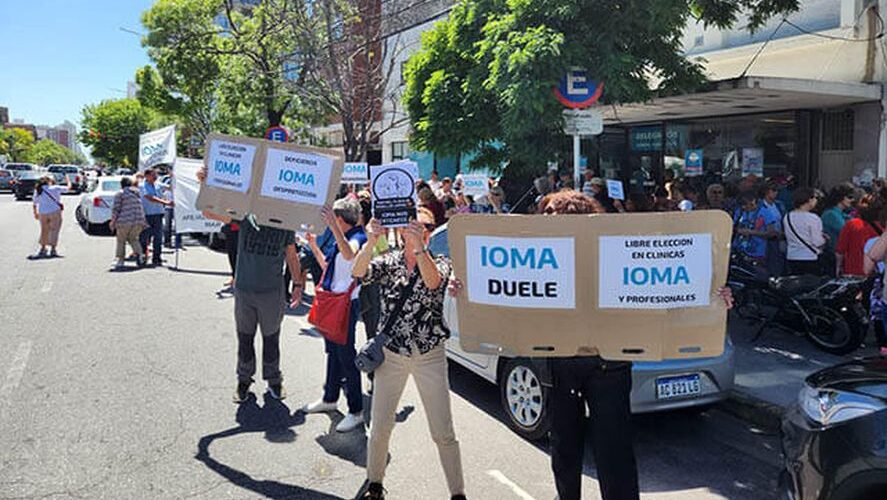 Crece el malestar de afiliados de IOMA en La Plata tras nuevas acusaciones del oficialismo