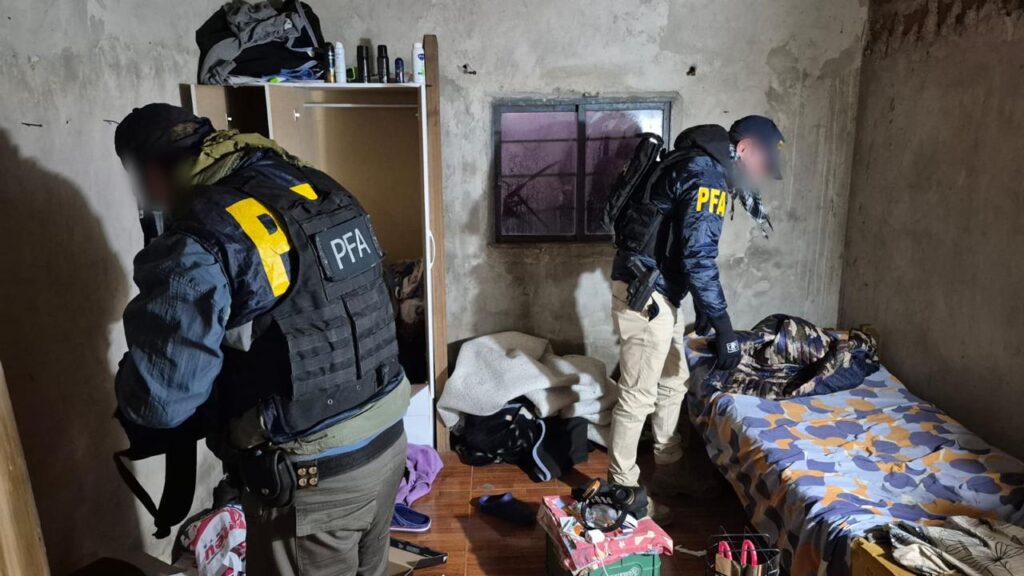 Allanamientos en La Plata y Ensenada por presuntos vínculos con ISIS: un adolescente en la mira