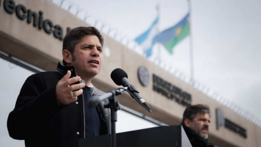 Kicillof acusó a Milei de robar los fondos viales: «Cada vez que cargás combustible, ese dinero va a la timba»