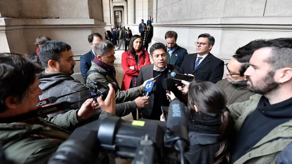 «Si fuera peronista estaría preso»: el palo de Kicillof a Adorni por el pendrive con medio millón de dólares