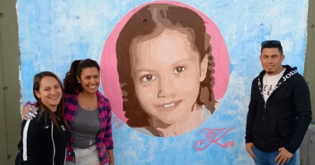 La Plata recuerda a Kim Gómez con un mural que une corazones antes de su cumpleaños