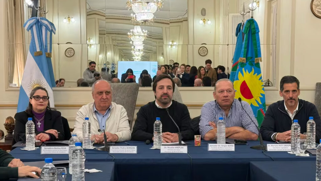 Kreplak defendió en el Senado los proyectos de salud de Kicillof y la oposición lo esperó con reclamos por IOMA