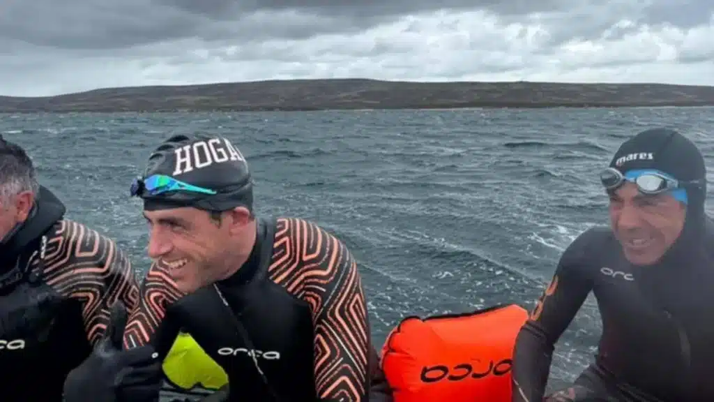 Hazaña en Malvinas: un médico platense unió a nado la Gran Malvina con isla Soledad