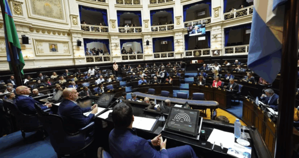 Kicillof consiguió aval para un nuevo endeudamiento: la Legislatura autorizó deuda por US$ 3.685 millones tras una madrugada cargada de rosca