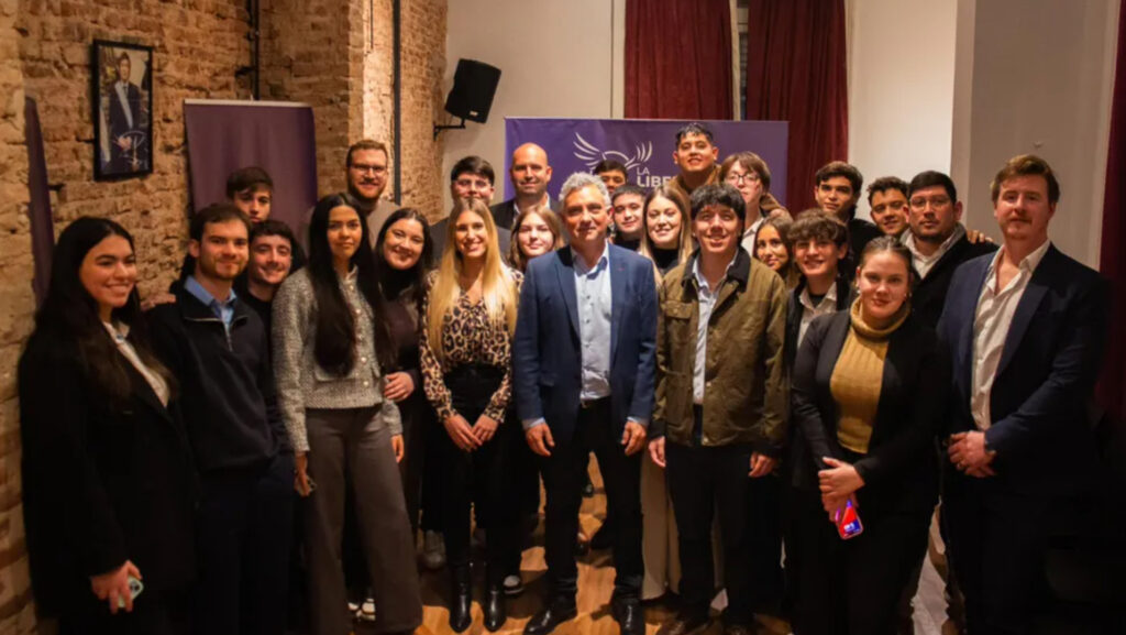 La Libertad Avanza quiere que jóvenes de 18 años puedan ser concejales en los 135 municipios