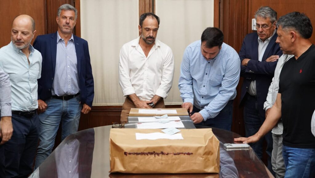 Avanza la licitación del transporte público en La Plata: abrieron los sobres para definir el sistema de micros por 12 años