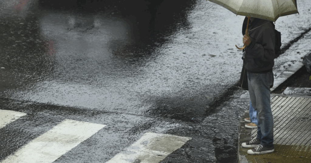 El SMN elevó el alerta a naranja por tormentas fuertes en La Plata: se suspendió la Maratón de la UNLP