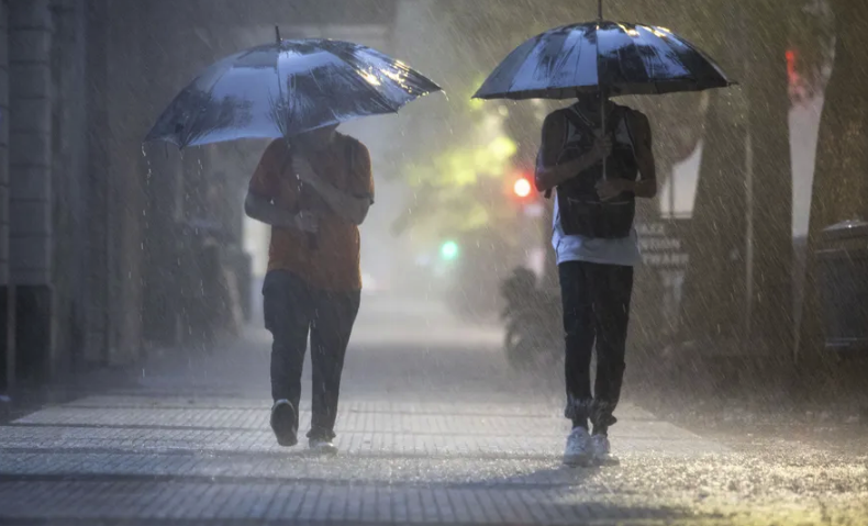 Llueve fuerte en la ciudad: sigue el alerta amarillo, ráfagas de hasta 50 km/h y cortes de luz en varios barrios