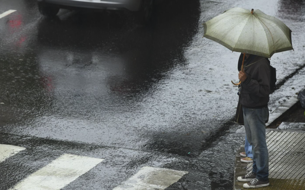 Lluvia, frío y hasta 4°C de mínima: cómo será el domingo en La Plata y cuándo empieza a mejorar