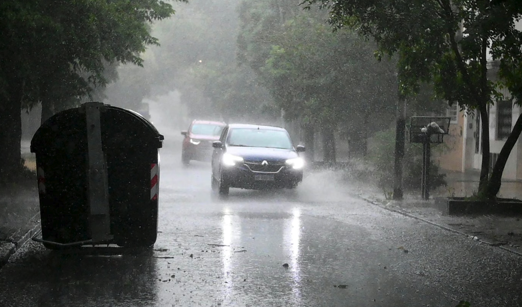 La tormenta no afloja en La Plata: granizada, alerta amarillo vigente y mejora recién por la tarde