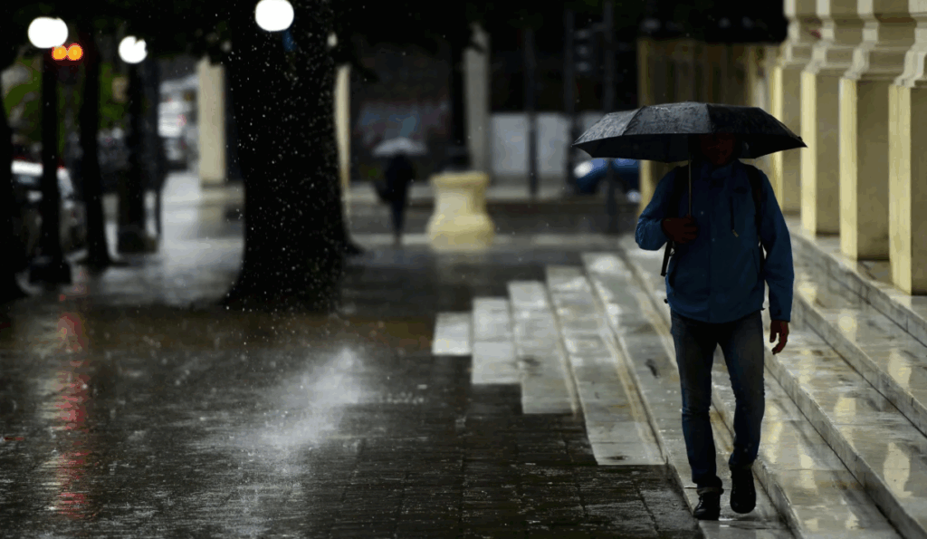 Sigue el alerta amarilla por lluvias históricas y fuertes vientos: el detalle barrio por barrio