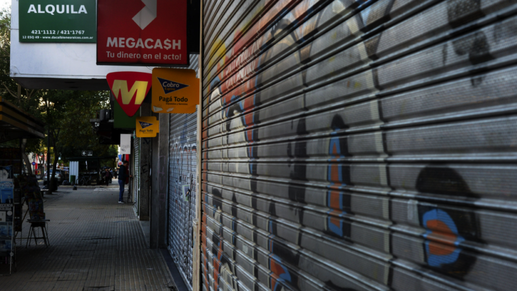 Sin piso a la vista: la crisis arrasa con el comercio del centro platense