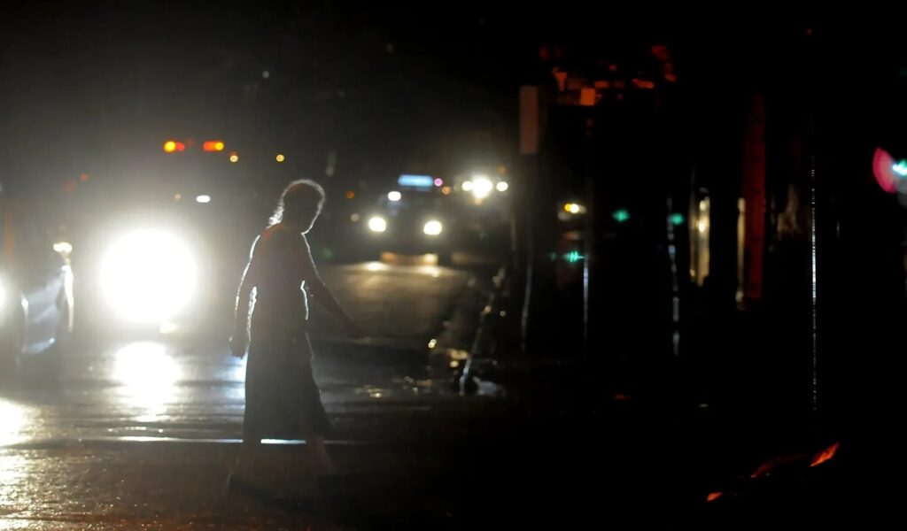 Corte prolongado de luz complica a los vecinos del centro platense en plena ola de calor
