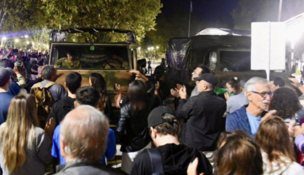 Tensión en Plaza Malvinas: expulsan a camiones del Ejército y se frustra la marcha del Regimiento 7