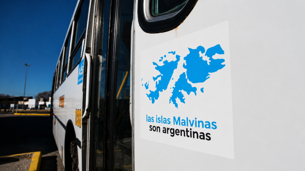 El Gobierno salió a desmentir la quita de los stickers de Malvinas, pero los gremios le recuerdan semanas de gestos en sentido contrario