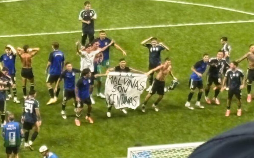 «No era un partido más»: la Selección desafió la prohibición de FIFA y mostró Malvinas en pleno festejo ante Inglaterra