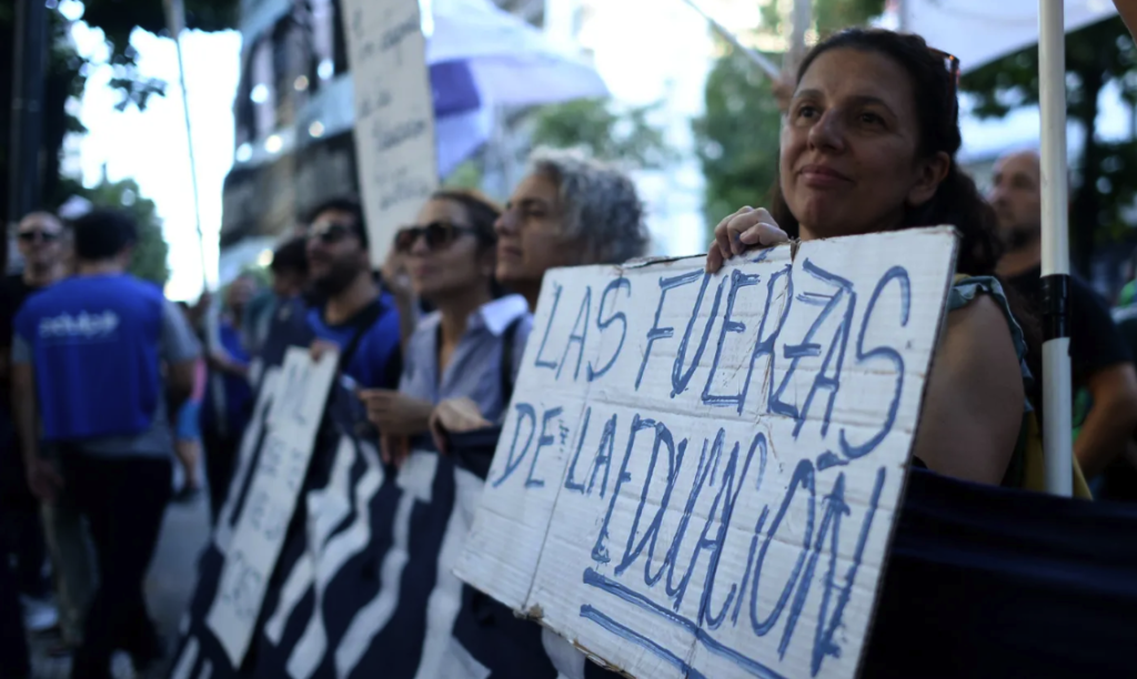 La comunidad universitaria de la UNLP se suma a la marcha de jubilados en la antesala del paro general