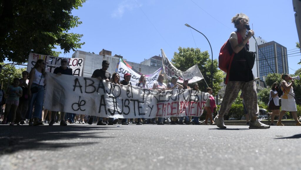Docentes bonaerenses volvieron a las calles y llevaron su reclamo salarial al centro de La Plata